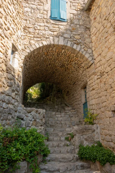 Vista Las Escaleras Hacia Camino Empedrado Través Arco Antiguo Pueblo —  Fotos de Stock