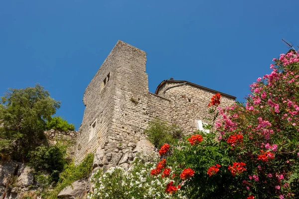 Muro Vista Permanece Una Casa Piedra Muy Antigua Frente Cielo — Foto de Stock