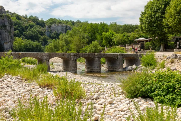 Ποταμός Ardeche Και Παλιό Πέτρινο Γεφύρι Στο Μεσαιωνικό Χωριό Labeaume — Φωτογραφία Αρχείου
