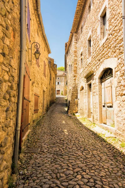 Vista Pequeño Callejón Empedrado Pueblo Medieval Labeaume Ardeche Francia —  Fotos de Stock