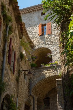 Ortaçağ Fransız köyünü Labeaume Fransa eski evleri ile romantik avlu