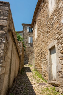 Küçük dar Arnavut kaldırımlı sokağa ortaçağ köyü Labeaume der Ardèche Fransa görüntüleyin.