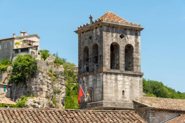Küçük Fransız köyünün Ardèche üzerinde Labeaume Kulesi Saint Pierre Kilisesi