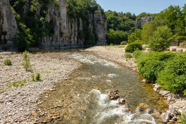 Ποταμός Ardeche Και Βραχώδες Φαράγγι Κοντά Στο Μικρό Χωριό Labeaume — Φωτογραφία Αρχείου