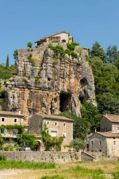 Vista Las Rocas Con Entrada Cueva Pueblo Medieval Labeaume Río —  Fotos de Stock