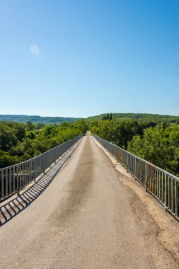 Ardèche Fransa bölümünde Ardèche yakınındaki Pradons Nehri üzerinde köprü boyunca muhteşem görünümü