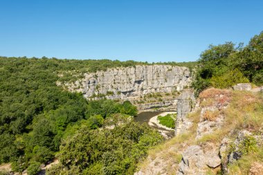 Boğaz ve nehre Ardèche yakınındaki küçük köy Chauzon 