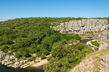 Panorama manzara nehir Ardèche, ağaçlar ve Güney Fransa'nın 