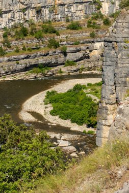 Güney Fransa'da bir nehir Ardèche yakınındaki Chauzon 
