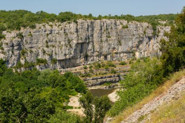 Panorama manzara nehir Ardèche, çerçeveli kaya yüzleri ve bitki örtüsü 