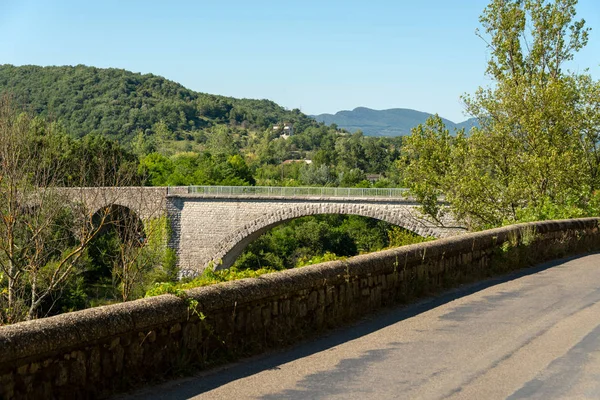 Πέτρινο Γεφύρι Πάνω Από Τον Ποταμό Ardeche Κοντά Στο Pradons — Φωτογραφία Αρχείου