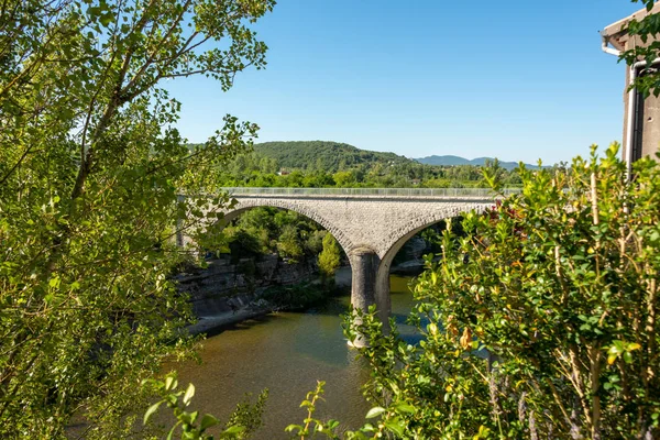 Πέτρινο Γεφύρι Πάνω Από Τον Ποταμό Ardeche Κοντά Στο Pradons — Φωτογραφία Αρχείου