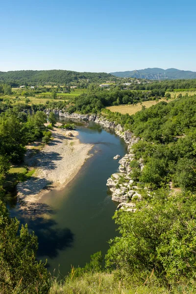 Όμορφη Θέα Του Ποταμού Ardeche Που Πλαισιώνεται Από Δάση Και — Φωτογραφία Αρχείου