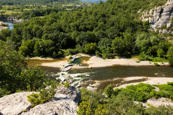 Paisaje Con Vista Río Ardeche Enmarcado Por Rocas Mucha Vegetación — Foto de Stock