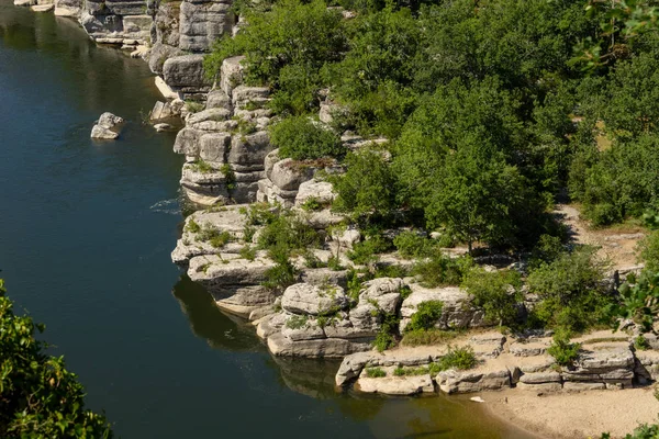 Panorama Pejzaż Nad Rzeką Ardeche Otoczony Drzewami Wąwozy Cirque Des — Zdjęcie stockowe