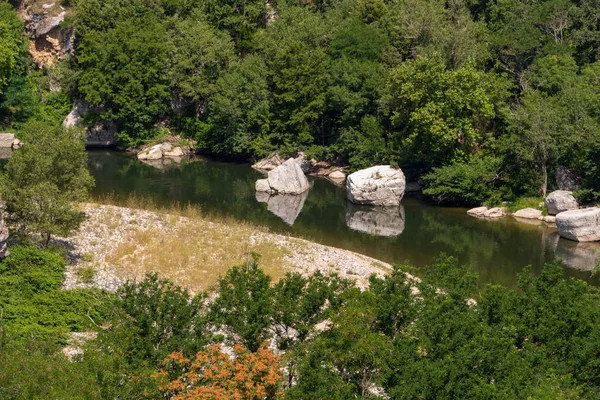 Вид Річку Ardeche Обрамлені Скелі Багато Рослинності Cirque Des Родове — стокове фото