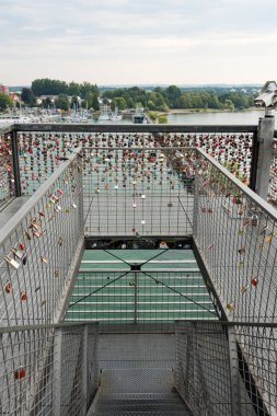 Birçok farklı aşk, asma kilitler, korkuluk Friedrichshafen Konstanz Gölü, 