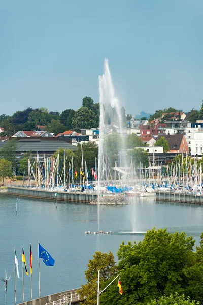 Widok Dużą Fontanną Regionie Jezioro Bodeńskie Przystani Friedrichshafen Tle — Zdjęcie stockowe