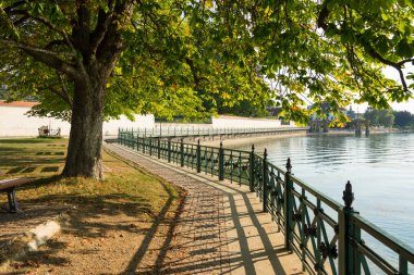 Patika ile eski demir korkuluk Friedrichshafen Konstanz Gölü castle Park