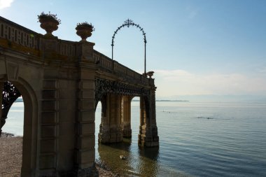 Kaleden eski görüntüleme platformu Friedrichshafen Konstanz Gölü su sabah ışık