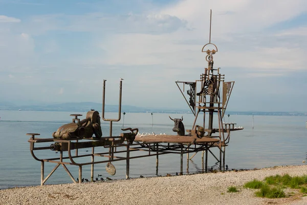 フリードリヒスハーフェンのボーデン湖のほとり Klangschiff 金属彫刻 — ストック写真