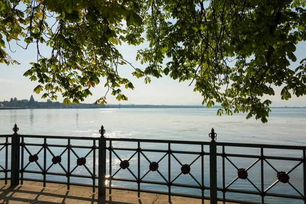 在希哈芬湖的城堡公园里用旧铁栏杆的小径 — 图库照片