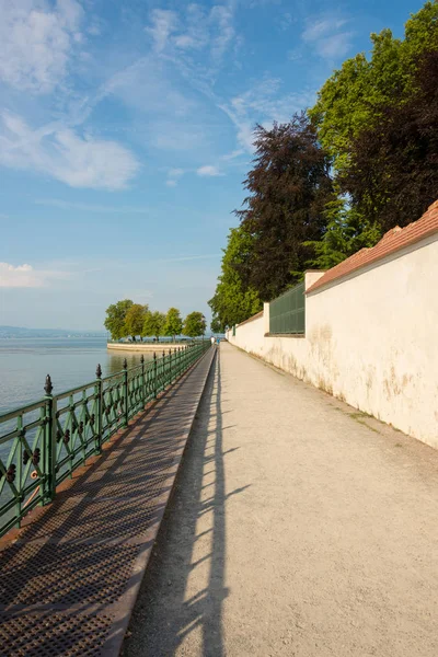 フリードリヒスハーフェンのボーデン湖の公園で城の壁に沿って古い鉄の手すりと歩道 — ストック写真