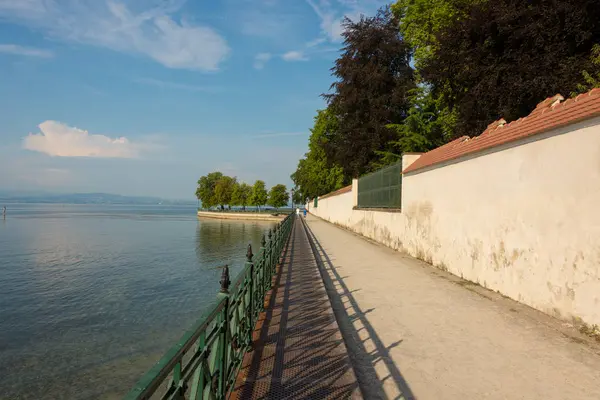 フリードリヒスハーフェンのボーデン湖の公園で城の壁に沿って古い鉄の手すりと歩道 — ストック写真