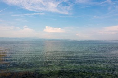 Konstanz Gölü üzerinde aşırı geniş açılı görünümü manzaralı sahile ve artalanları Alpler'de diğer tarafında bir