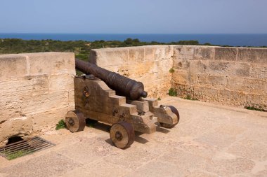 Eski antika demir top üzerinde eski savunma kulesi, Punta de N'Amer İspanyolca Balear Akdeniz Mallorca Adası üzerinde Sa Coma yakınındaki