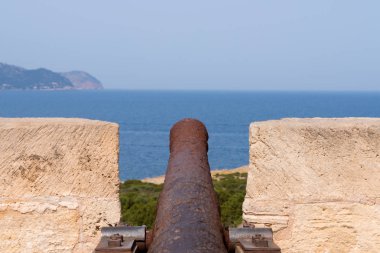 Bir eski antika demir topu üzerinde eski savunma kulesi Punta de N'Amer İspanyolca Balear Akdeniz Mallorca Adası üzerinde Sa Coma yakınındaki Close-up