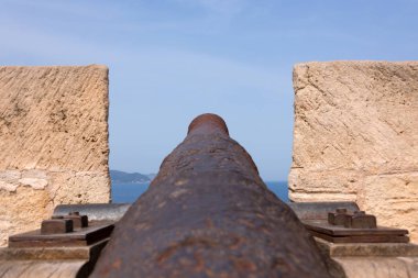Bir eski antika demir topu üzerinde eski savunma kulesi Punta de N'Amer İspanyolca Balear Akdeniz Mallorca Adası üzerinde Sa Coma yakınındaki Close-up