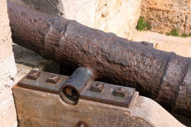 Bir eski antika demir topu üzerinde eski savunma kulesi Punta de N'Amer İspanyolca Balear Akdeniz Mallorca Adası üzerinde Sa Coma yakınındaki Close-up
