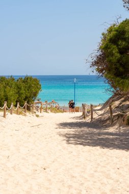 Cala Agulla dunes İspanyol tatil ile plaj görünümüne Mallorca ada