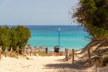 Cala Agulla dunes İspanyol tatil ile plaja Akdeniz üzerinden görünüm Mallorca ada