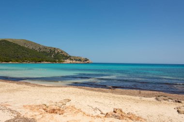Turkuaz görünümünü Akdeniz ve güzel kumlu plaj, Cala Agulla İspanyol tatil ada Mallorca