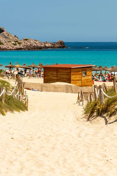 Utsikt Över Stranden Och Medelhavet Med Besökare Och Halm Parasoller — Stockfoto