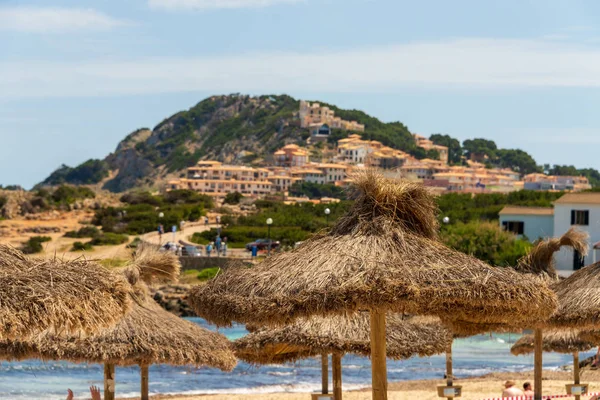 Uitzicht Stro Parasols Het Strand Van Cala Agulla Huizen Heuvels — Stockfoto