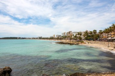 İspanyol tatil turkuaz Akdeniz için büyük plaj Cala Millor, mesire ve birçok otel görünüm Mallorca ada