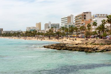 İspanyol tatil turkuaz Akdeniz için büyük plaj Cala Millor, mesire ve birçok otel görünüm Mallorca ada
