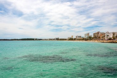 Akdeniz ile onun oteller ve plaj pormenade İspanyolca Akdeniz Adası Mallocra üzerinde Cala Millor plaj için açık turkuaz suları üzerinde göster