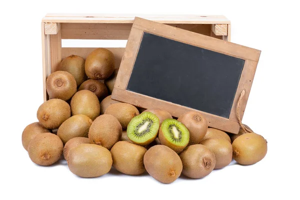 木盒充满了许多成熟的猕猴桃和两个半水果和一个旧的空白石板黑板在白色背景下隔离 — 图库照片