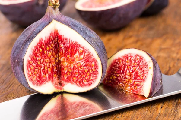 Grupo Fatias Maduras Deliciosas Doces Figos Com Uma Faca Cozinha — Fotografia de Stock