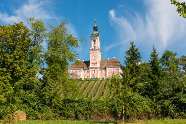 Krásná krajina s révou a stromy s výhledem na poutní kostel Birnau na Bodamském jezeře velkolepý nebe a mraky — Stock fotografie