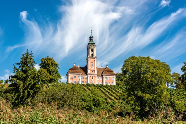 Hermoso paisaje con vides y árboles con vistas a la iglesia de peregrinación en Birnau en el lago Constanza frente a un cielo espectacular y nubes —  Fotos de Stock