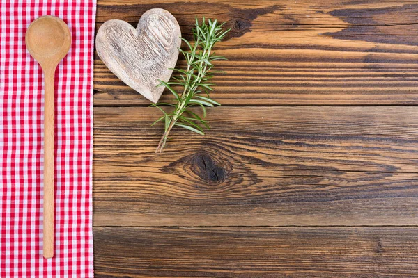Ein Kochlöffel Rosmarinzweige Und Ein Herz Aus Holz Liegen Auf — Stockfoto