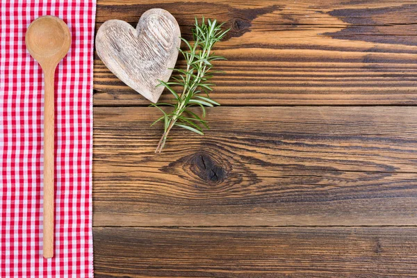 Una Cuchara Madera Ramitas Romero Corazón Madera Yacen Sobre Paño —  Fotos de Stock