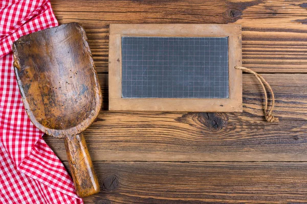 Een Oud Leien Bord Een Oude Meelschep Evenals Een Rood — Stockfoto