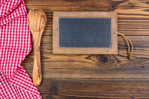 Eine Alte Schiefertafel Und Ein Kochlöffel Aus Olivenholz Sowie Ein — Stockfoto