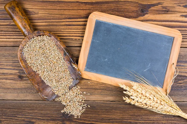 Eine Alte Schiefertafel Eine Alte Mehlschaufel Mit Getreide Und Ähren — Stockfoto